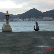 赤間神宮の前にあり関門海峡が見える