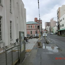 向こうの緑の屋根のビル