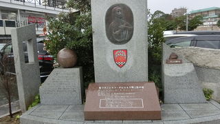 唐戸桟橋とカモンワーフの間にある立派な碑