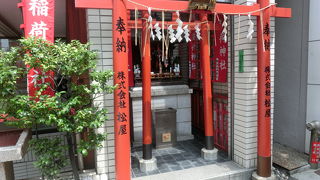 目抜き通りに小さな社、松屋の守り神かな