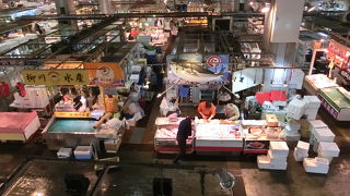 朝早く行き市場を見て2階で朝飯を食べた