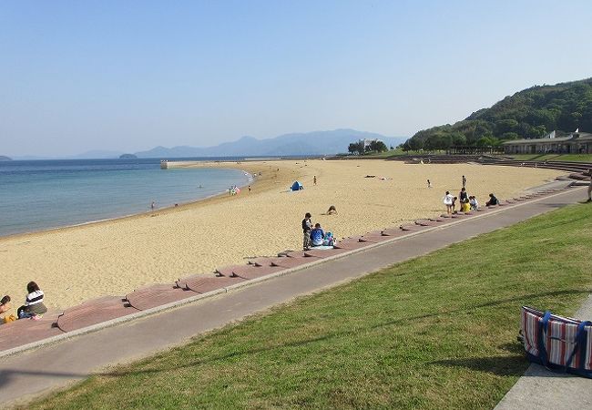 ビーチとお土産物施設