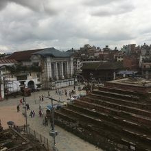 地震で崩れている