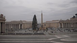 左右に二列の円柱と聖人像が並ぶ楕円形の大きな広場です。カトリックの総本山サン・ピエトロ大聖堂前にある３０万人収容できる広場です。