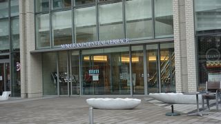 高層のオフィスビル