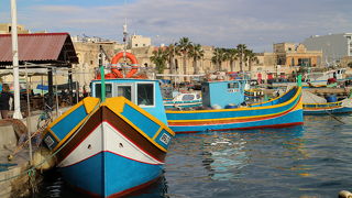 ルッツが湾内に浮かぶマルタ最大の漁村