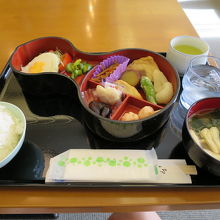 朝食の内容、飲み物はセルフ