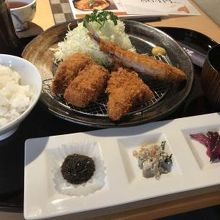 あじフライ定食は税込８６４円