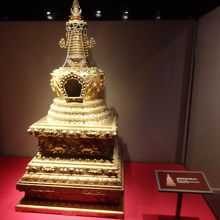 豪華な金の作品がずらり並んでいました