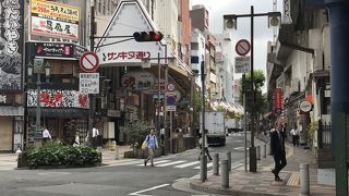 庶民的な店がずらり