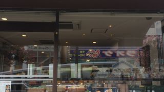 店内に喫茶コーナーがあるケーキ店舗です。