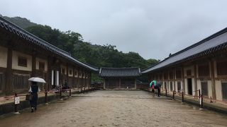 世界最古の漢字の仏教典の版木を守っている　大蔵経版殿