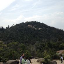 ロープウェイの山頂駅から見た弥山の山頂