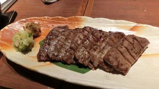 個室で牛タンとワイン