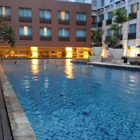 中庭に囲まれたプール　暑すぎないのがよい