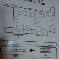 右の小さい中庭に魚がいます。