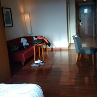 広々のお部屋、フローリングが清潔感あり、ベッド幅1.8ｍ