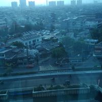 運河とメインストリート越しに市内東部の景色