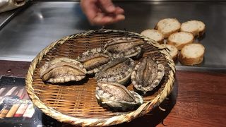 カウンターのみの、こじんまりした鉄板焼店