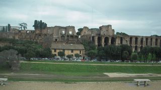 約１０００年に渡って古代ローマの中心であり政治の中枢でもあったフェロ・ローマです。