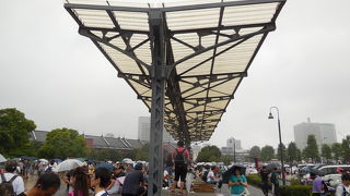 公園にぽつんと島型のプラットホームがある