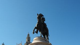 リベルダーデ広場にたつ銅像