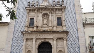 アズレージョがの外壁の教会