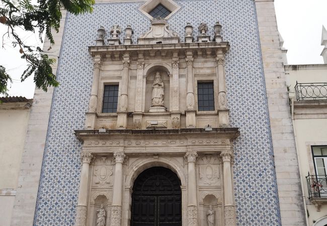 アズレージョがの外壁の教会