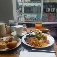 朝食と街並み