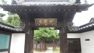 「池上本門寺」の総門の東側に建っています