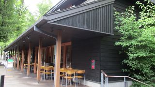 自然の中にあるおしゃれなテラス