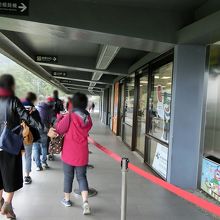 猫空駅にはビジターセンターやギフトショップがあります。