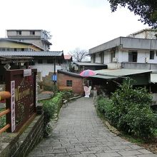 お茶屋さんその１。一般人が入っていいのか迷う外観のお店多し。