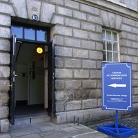 正門入って少しすすんだ左手にある受付　House10