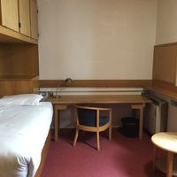 ベッドは少々狭いですが、快適です