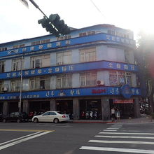 交差点の角の青いビル