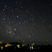 アウトバックホテルそばの展望台からのエアーズロックと星空