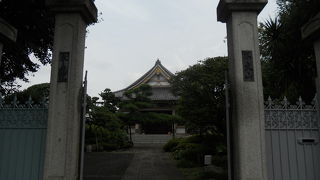 山門がちょっと個性的な寺院でした