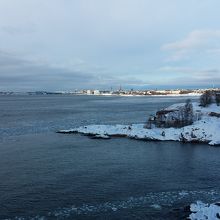 岩と海岸の一部も氷で覆われます