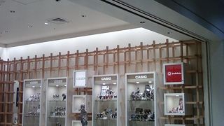 空港らしく時計のお店。
