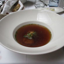 大きなお皿のスープ、コンソメは私のオーダ