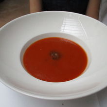 妻はトマトスープをオーダ、こちらもとても大きなお皿