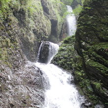 三段の流れを見せる竜化の滝