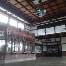 柱の無い待合室です。