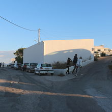 右の坂道を上ります（Santorini Palaceが左に）