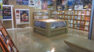 展望ホールから階段を下りて