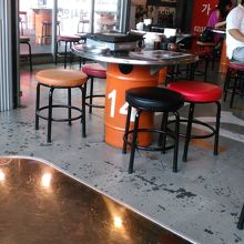 外にもテーブルと椅子があります。屋根つきです