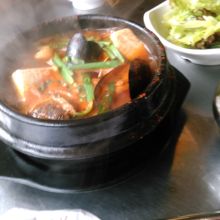 海鮮チゲ、アサリやムール貝が入ってます