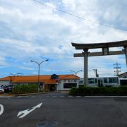 大きなホームと駅舎が残る関西本線の主要駅