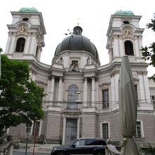 広場のロータリーから三位一体教会を撮影